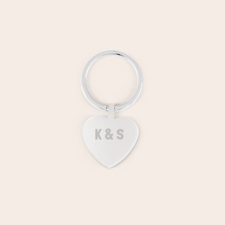 Sleutelhanger graveren Zilverkleurige hartvormige sleutelhanger met naam gegraveerd met de letters K & S