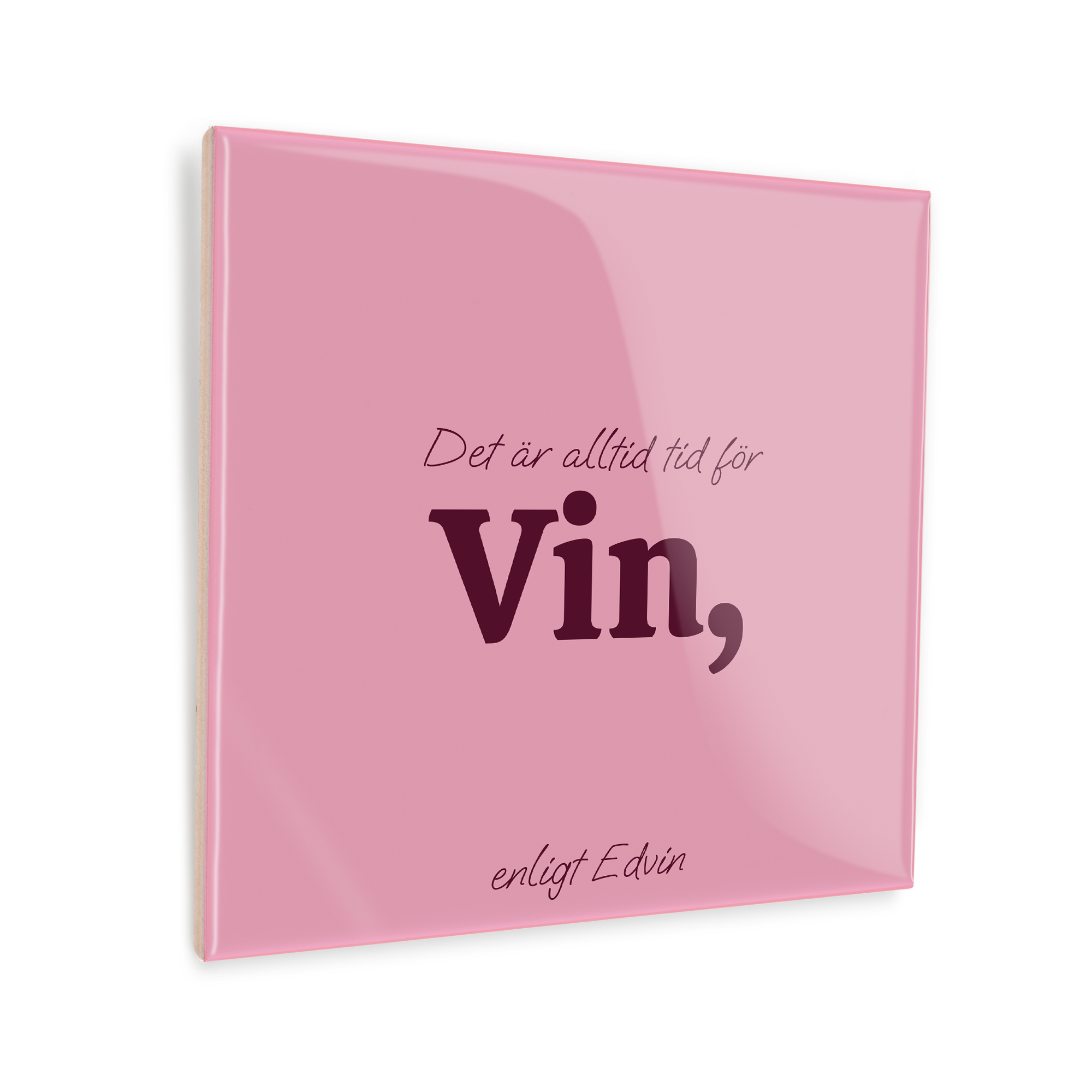 Rosa kakelplatta med texten Det är alltid tid för Vin enligt Edvin tryckt på en personlig kakelplatta.