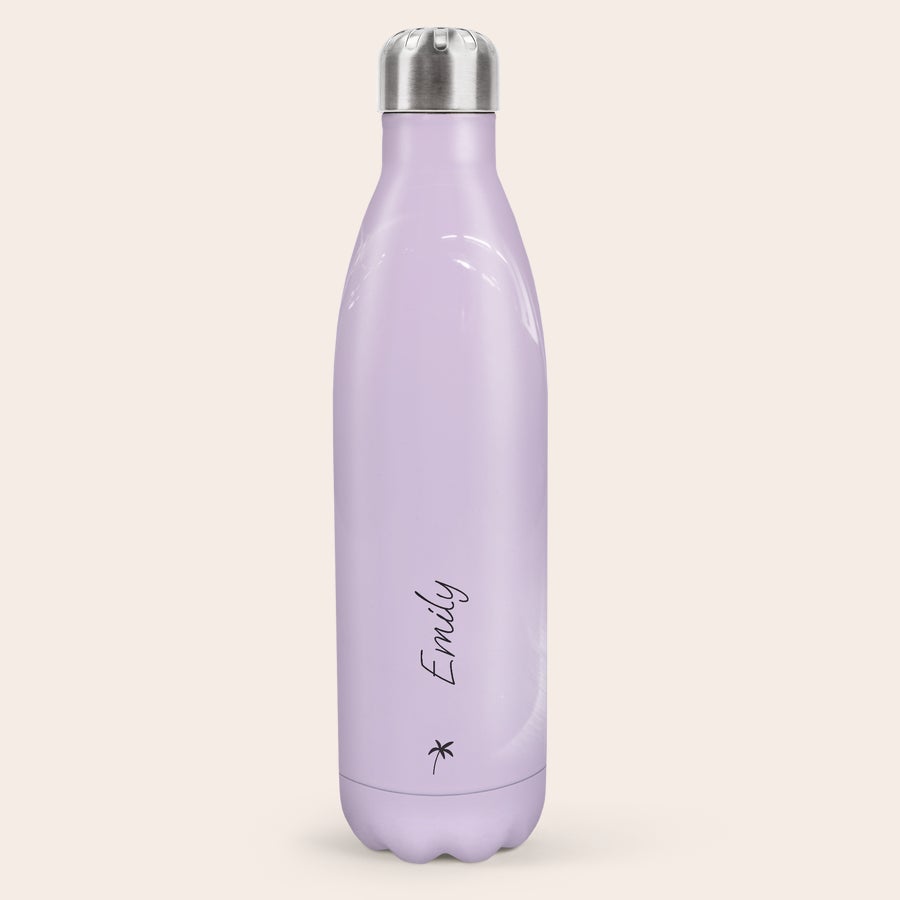 Botella de agua con foto Termo personalizado lila con el nombre Emily impreso en negro y un pequeño símbolo de palmera, mejora tu hidratación.