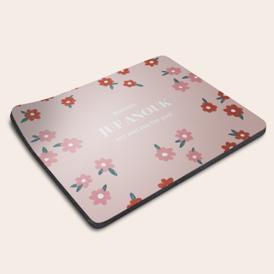Juf / Meester muismat met foto Roze muismat met bloemenpatroon en de geprinte tekst "Bedankt JUF ANOUK het was een top jaar"