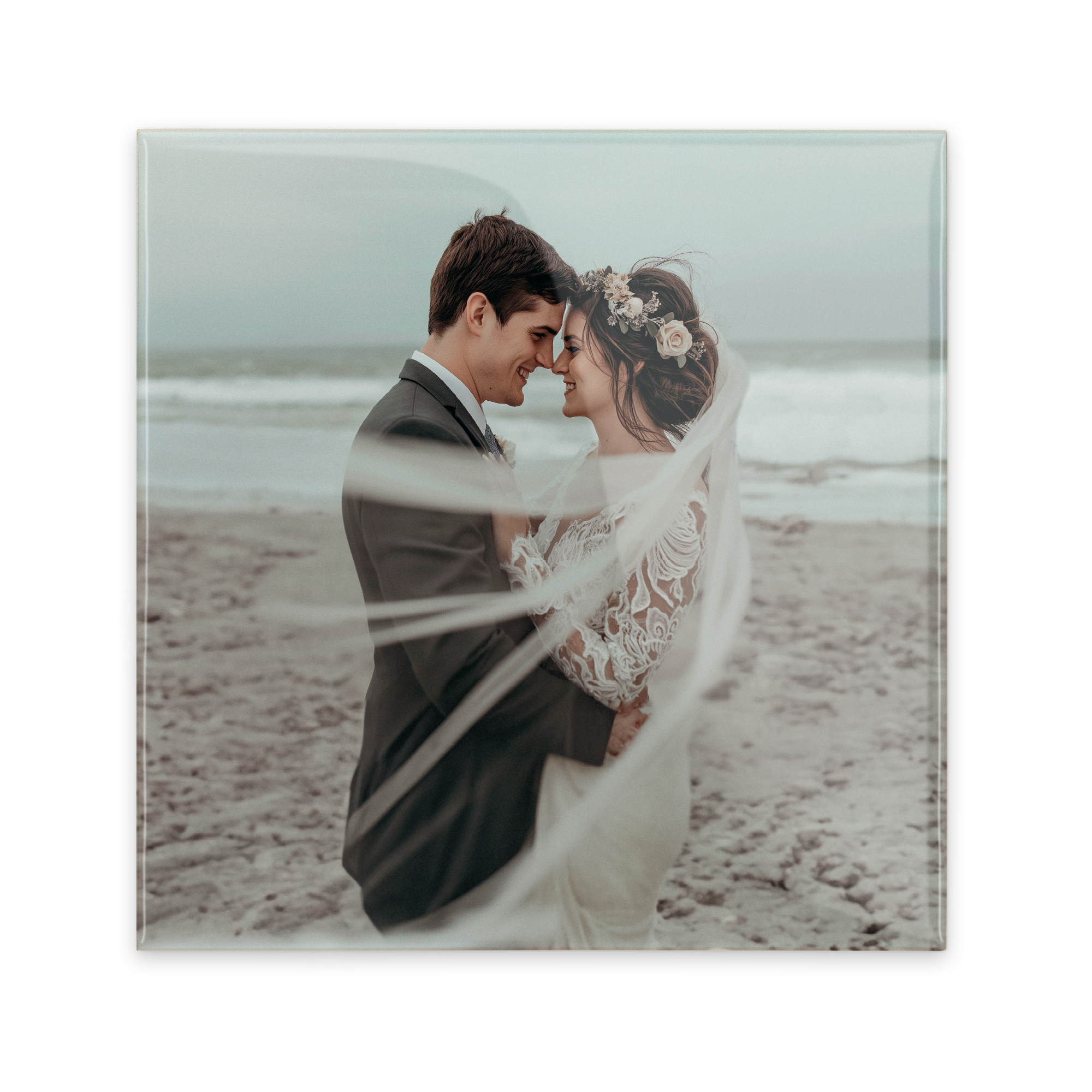 Piastrella in ceramica personale con foto stampata di una coppia di sposi sulla spiaggia, personalizzabile con il tuo proverbio