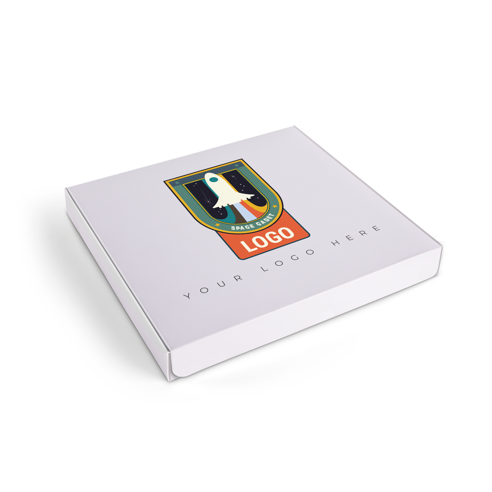 Eine weiße Geschenkbox mit einem gedruckten Raketen-Logo und dem Text "YOUR LOGO HERE" für Stundenlangen Backspaß