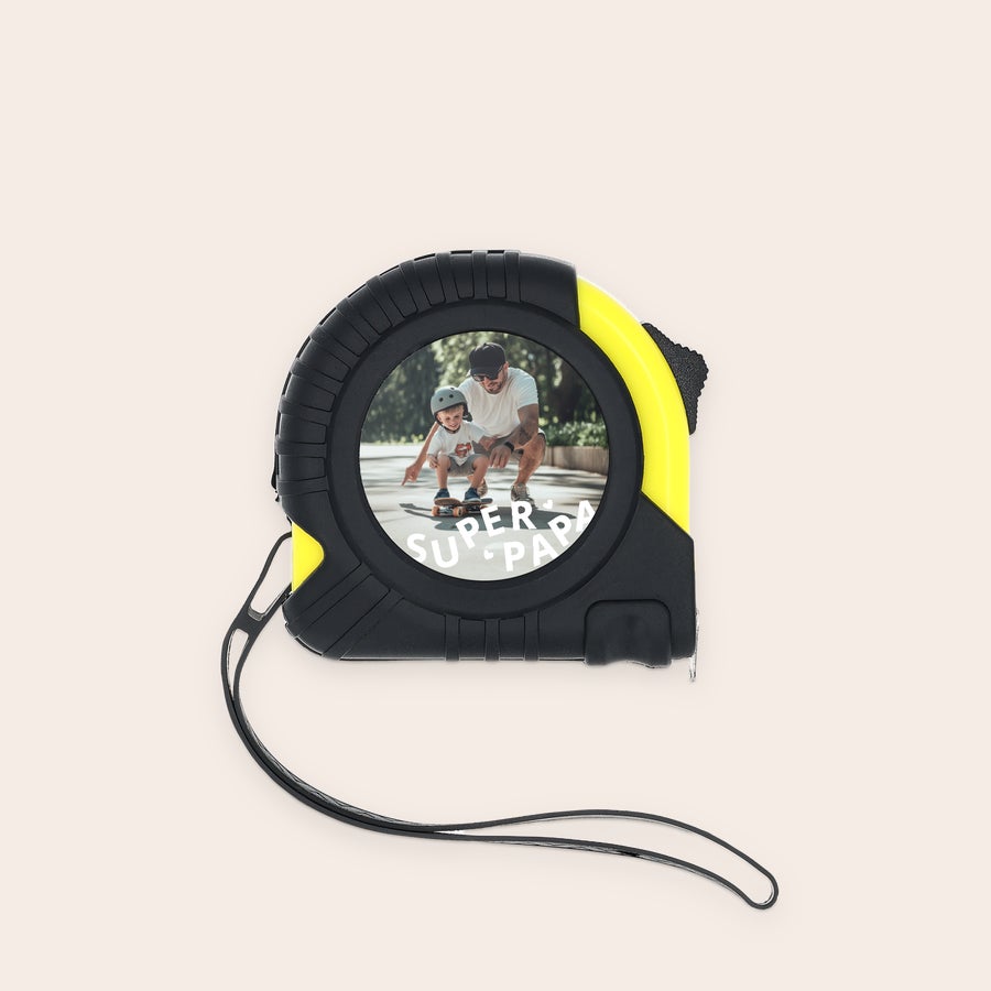 Personalisiertes Maßband Schwarzes Maßband mit gelben Akzenten, personalisiert mit einem Foto von Vater und Sohn und dem Text "SUPER PAPA", Zweimal messen, einmal personalisieren