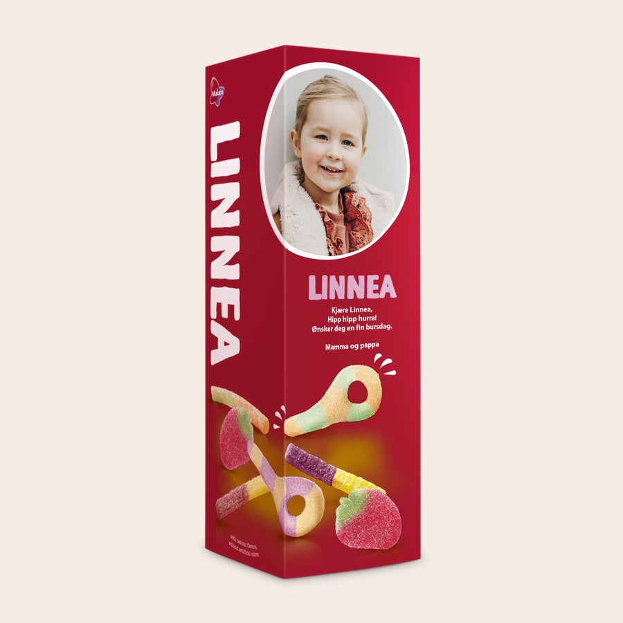 Personlig gaveeske med søtsaker fra Red Band Rød personlig gaveeske med foto og navnet Linnea, fylt med en magisk godterimiks.