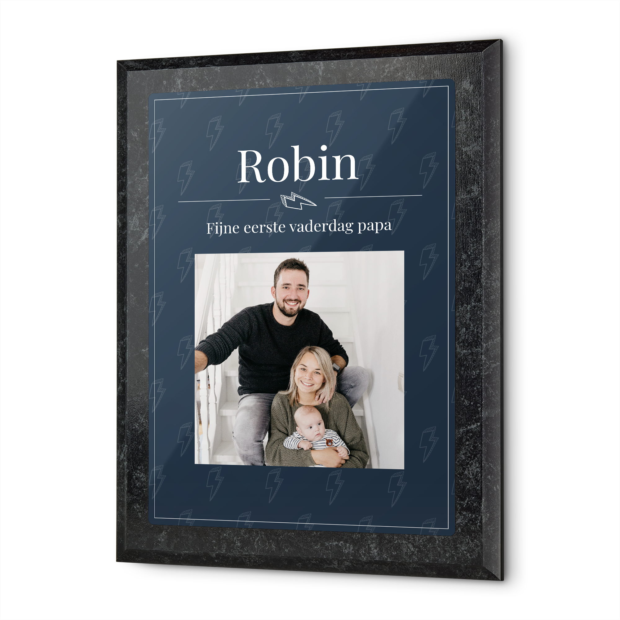 Persoonlijke oorkonde met foto van familie en de tekst Robin Fijne eerste vaderdag papa gedrukt op marmerlook hout