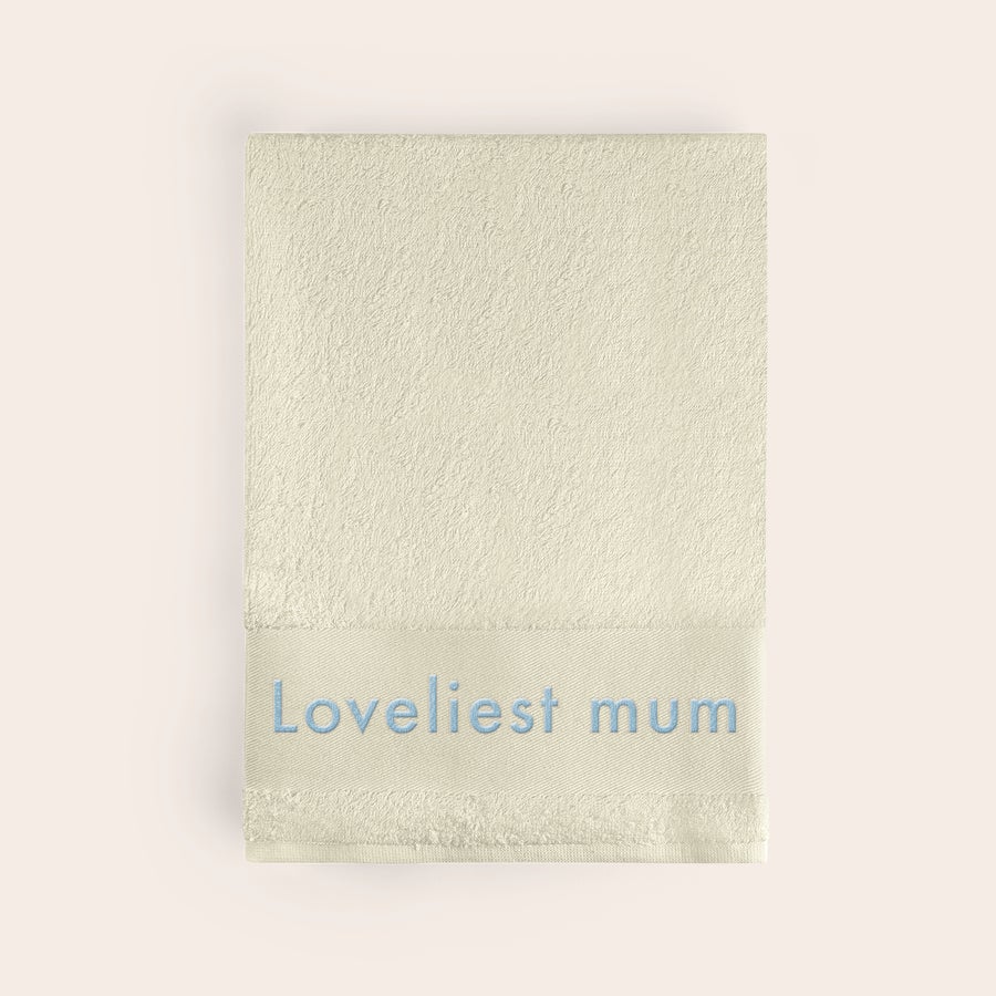 Ręcznik kąpielowy z tekstem Beżowy ręcznik plażowy z haftowanym tekstem Loveliest mum w kolorze błękitnym