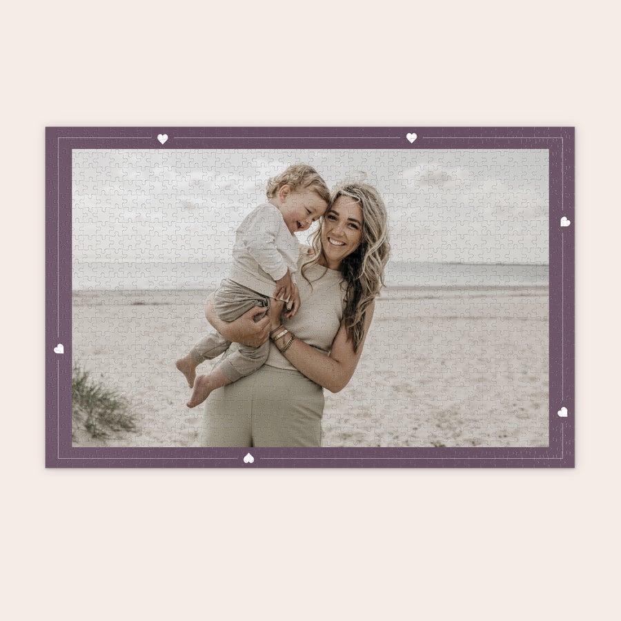 Puzzle Personalizzato con Foto Puzzle personalizzato con foto stampata di madre e figlio al mare, con bordo viola decorato a cuori