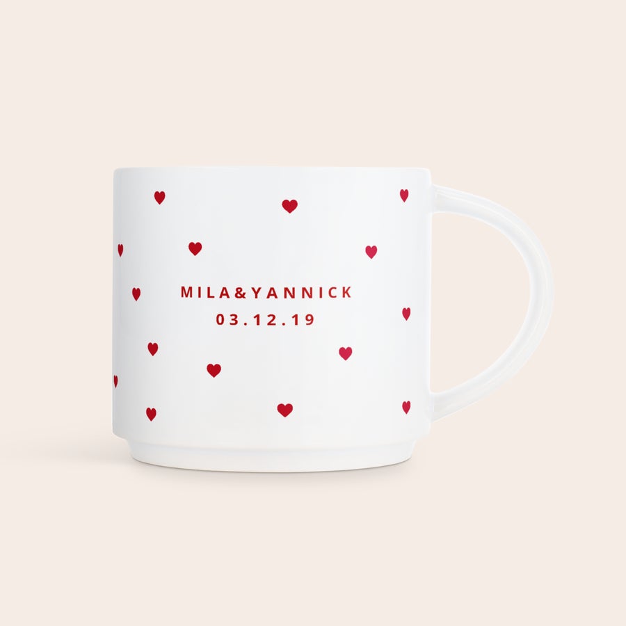 Stapelbare tassen mit Foto Weiße stapelbare Fototasse bedruckt mit roten Herzen und Namen Mila & Yannick sowie Datum 03.12.19