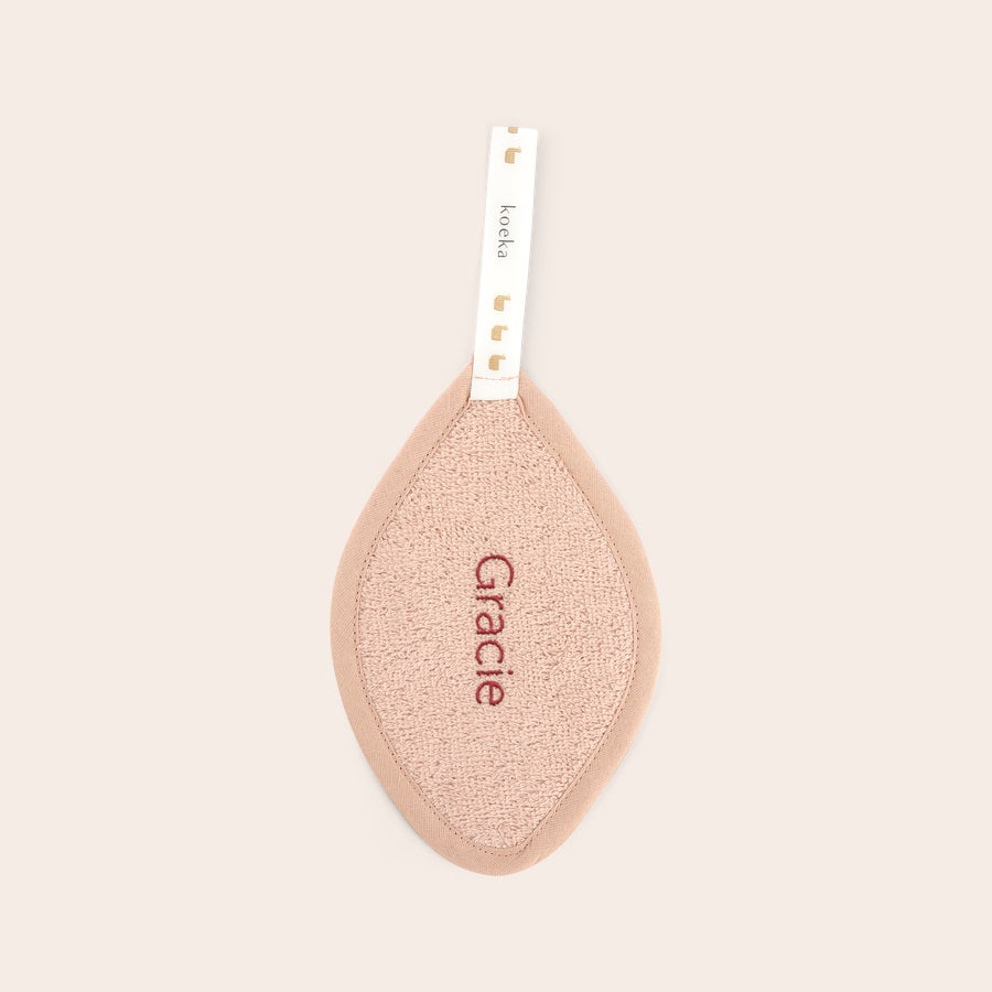 Personalizowana zawieszka do smoczka - Koeka Miękka zawieszka do smoczka z beżowej frotte z haftowanym imieniem Gracie