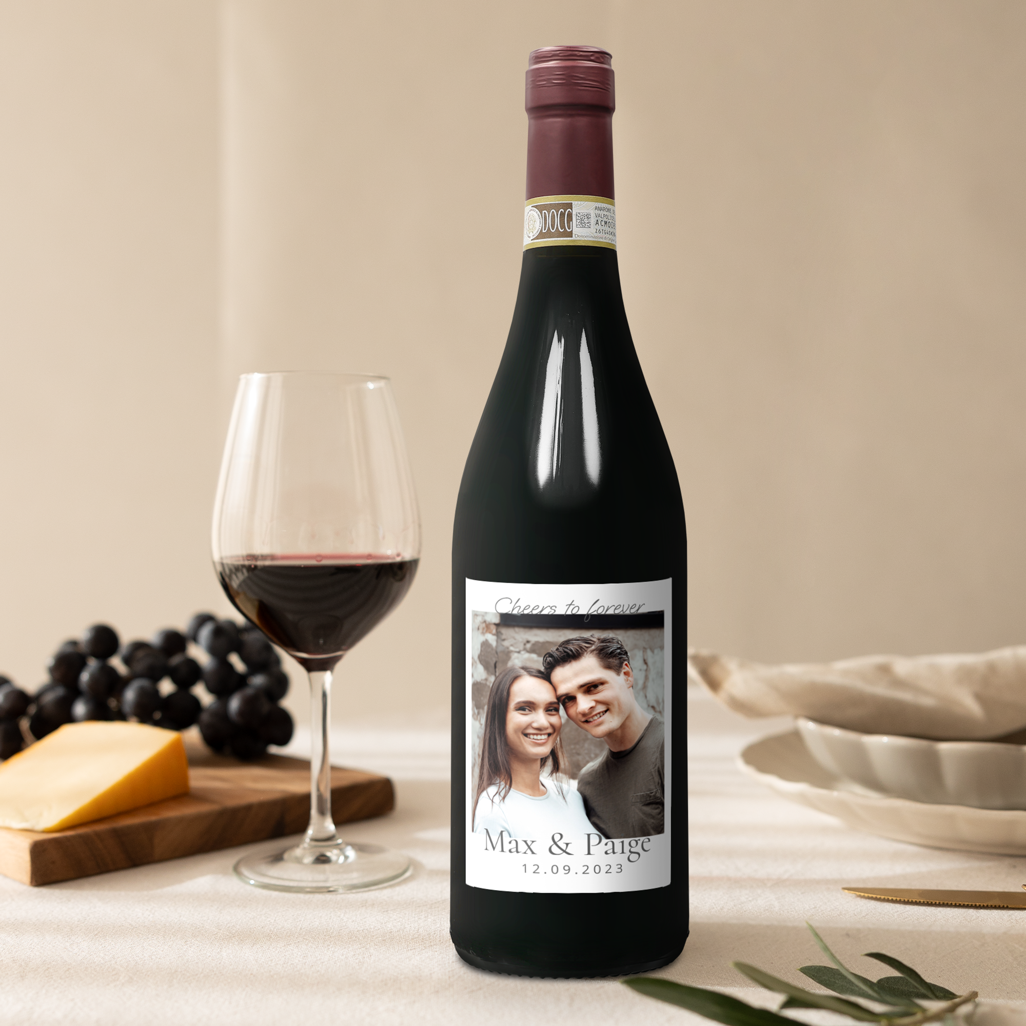 Lahev vína s personalizovaným štítkem s fotografií páru Max & Paige a datem 12.09.2023