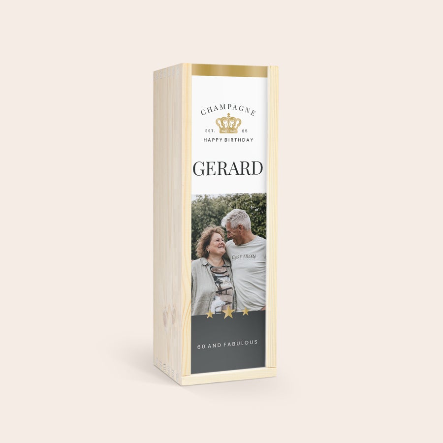 Cava - Palau Semi-Seco - 750ml Garrafa de cava Palau Semi Dry em caixa de madeira luxuosa, personalizada com foto de um casal e texto "Happy Birthday Gerard"