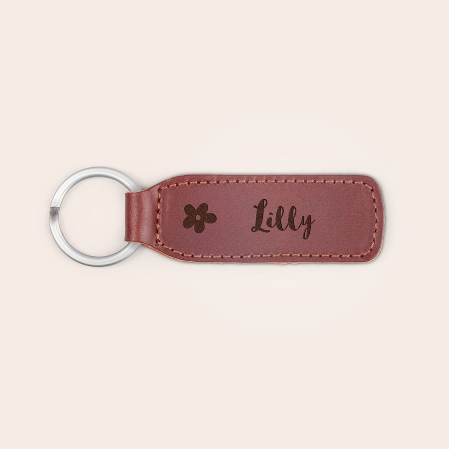 Llaveros de cuero Llavero personalizado de cuero marrón grabado con el nombre Lilly y una flor.
