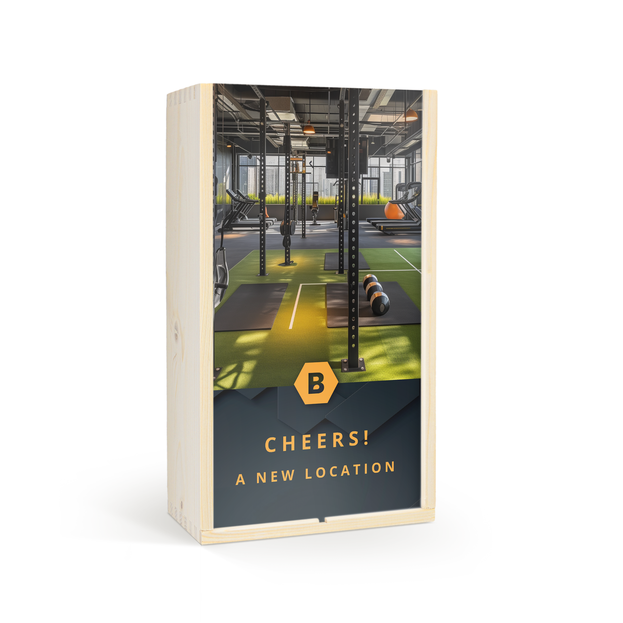 Personaliseret trykt etui med et foto af et fitnesscenter og teksten CHEERS! A NEW LOCATION.