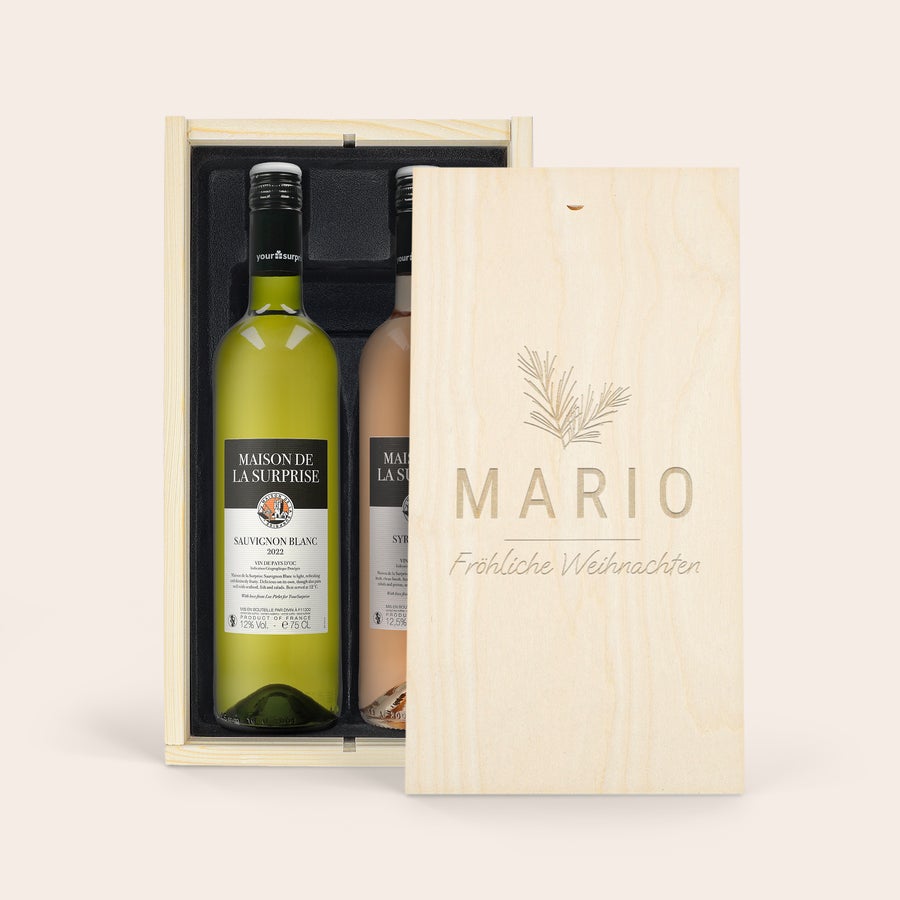 Wein Maison de la Surprise Geschenkset Wein Geschenkset Maison de la Surprise mit einer Flasche Weißwein und Roséwein in gravierter Holzkiste mit Namen Mario und Frohe Weihnachten