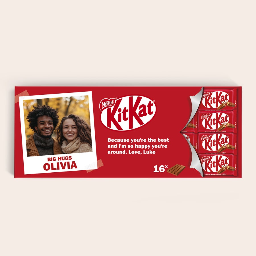 KitKat gigant cu nume tipărit și fotografie Bar uriaș KitKat personalizat cu o fotografie a unui cuplu, numele Olivia și mesajul "Big Hugs" tipărite.