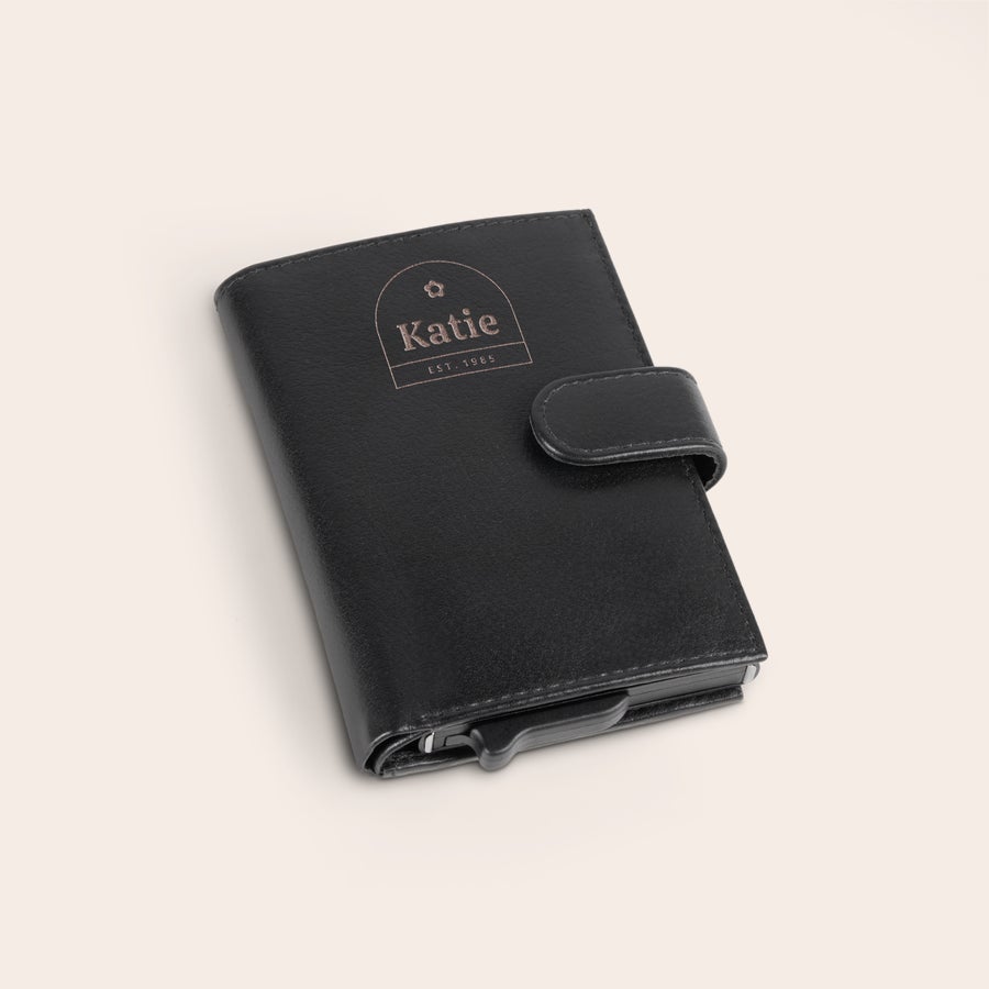 Tarjetero personalizado Tarjetero de piel negro personalizado con el nombre "Katie" y "EST. 1985" grabado en el frontal. Guarda tus tarjetas cómodamente.