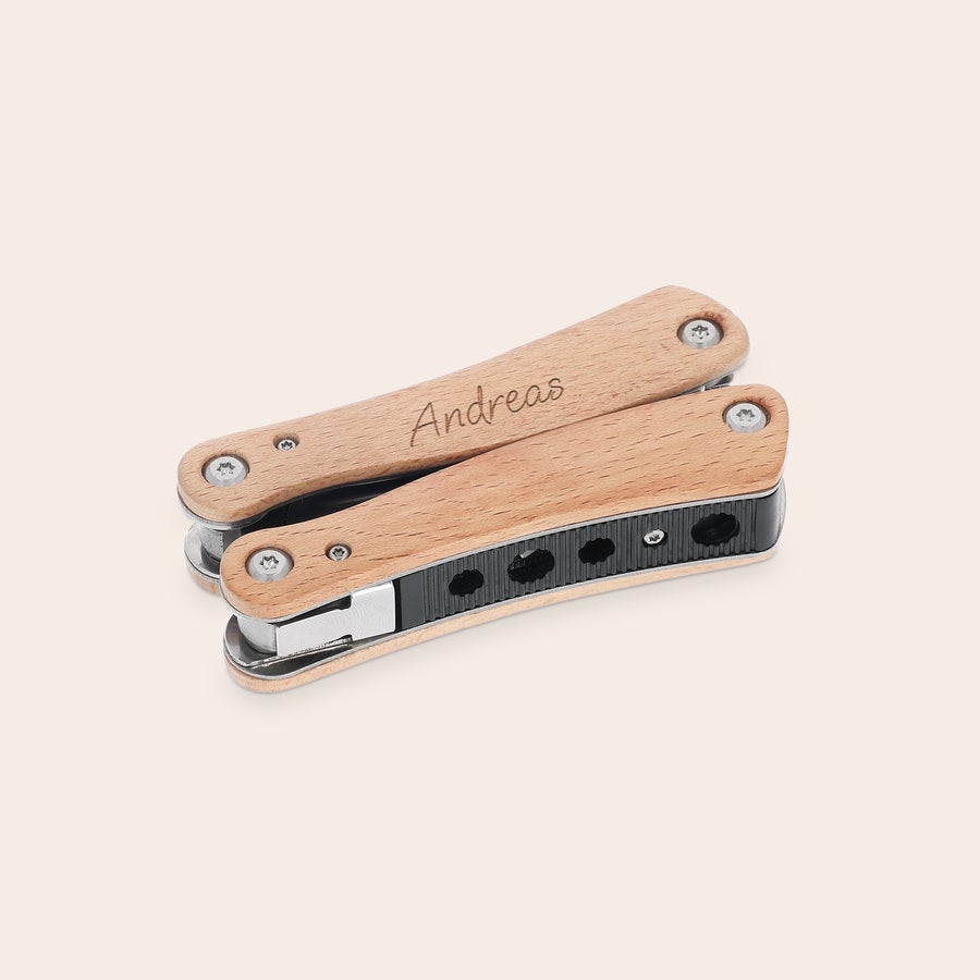 Indgraveret multiværktøj Stort multiværktøj i træ med graveret navn Andreas, den store kahuna af multiværktøjer