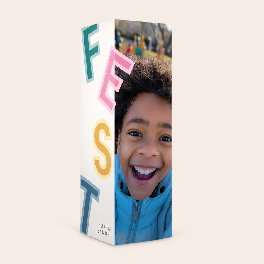 Geschenkbox mit Süßigkeiten Selber Machen Personalisierte Geschenkbox mit sauren Süßigkeiten, bedruckt mit lächelndem Kinderfoto und dem Text Hurra! Samuel.