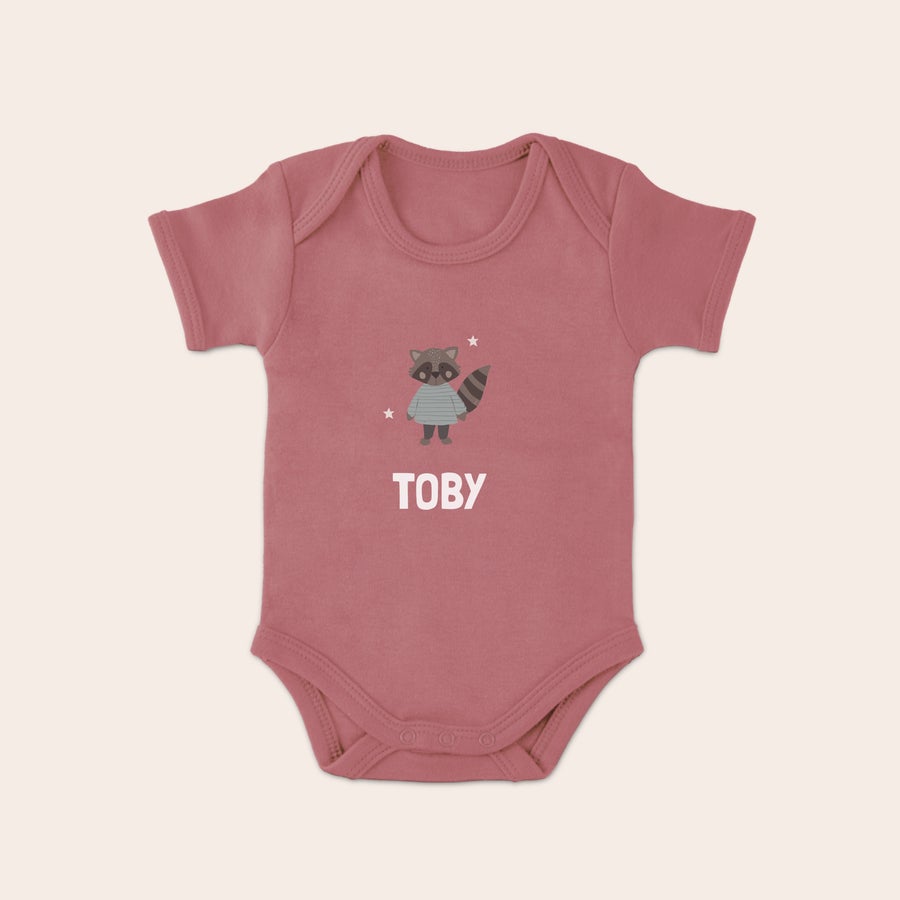 Detský romper Prekvapte nových rodičov roztomilým overalom s potlačou medvedíka čistotného a mena Toby.