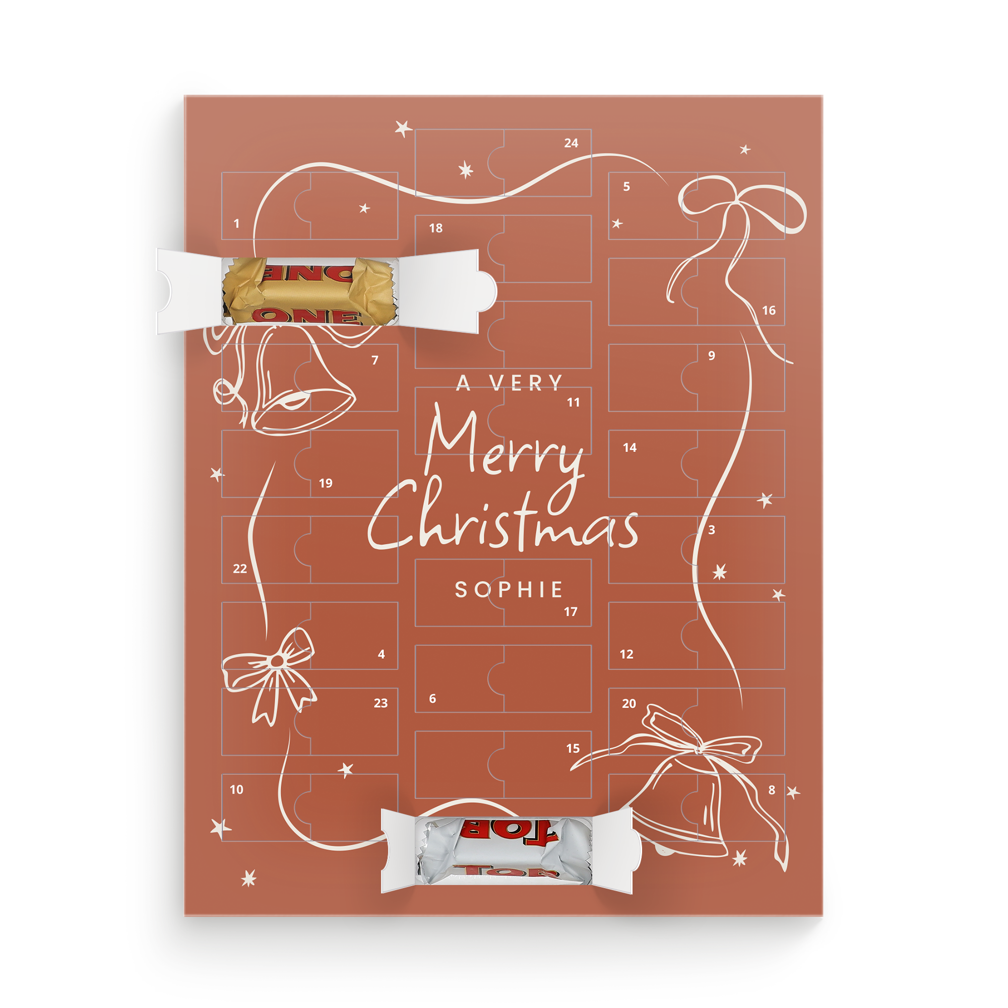 Calendario de adviento personalizado en marrón anaranjado con la inscripción "Merry Christmas Sophie", impreso con un nombre y dos chocolates Toblerone expuestos para la cuenta atrás para Navidad.