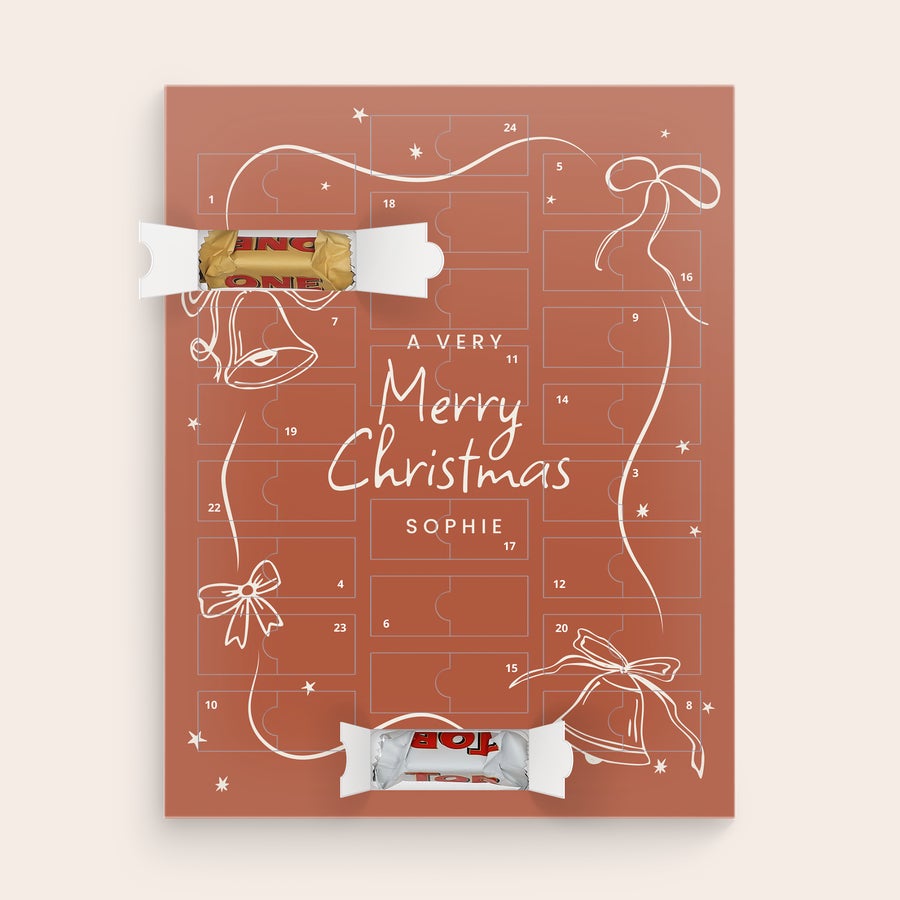Personalizovaný adventný kalendár - Toblerone 2025 Personalizovaný adventný kalendár s Toblerone čokoládami, nápisom Merry Christmas a menom Sophie, ktorý pomôže odpočítavať čas do Vianoc.
