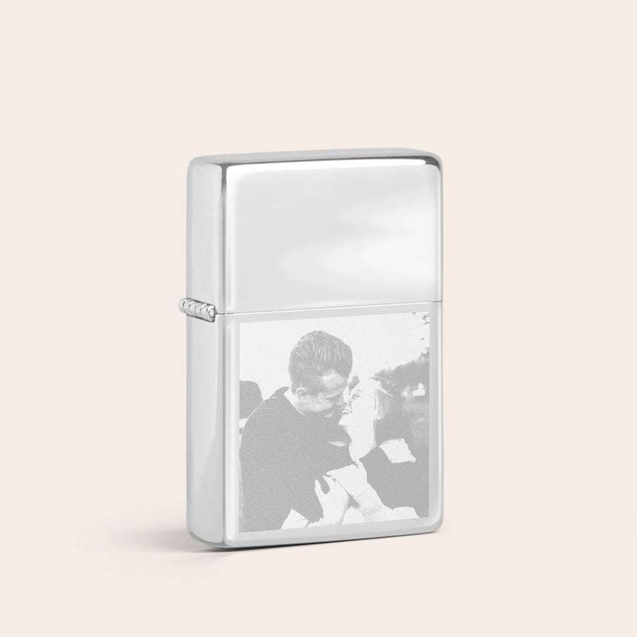 Grawerowana zapalniczka Srebrna grawerowana zapalniczka ze zdjęciem pary, spersonalizowana na przodzie