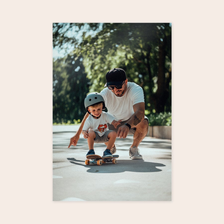 Foto en forex Foto impresa en forex, personalizada con un padre y su hijo en patineta, un regalo decorativo para la pared.