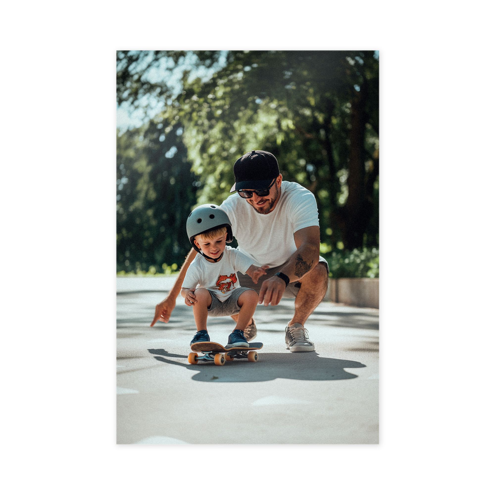 Foto på forex af far og søn på skateboard, trykt med et personligt billede.