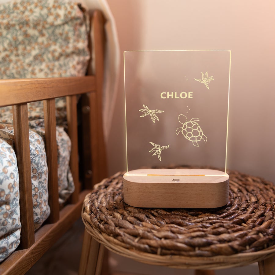 Akrilna luč s stojalom Personalizirana gravirana LED lučka z imenom Chloe in motivom želve na leseni podlagi
