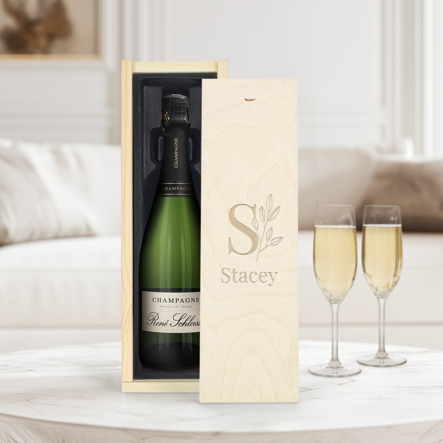 Personalizované šampaňské - René Schloesser (750ml) Láhev šampaňského René Schloesser v luxusním tištěném pouzdře s iniciály a jménem Stacey, doplněná dvěma sklenicemi s bublinkami.