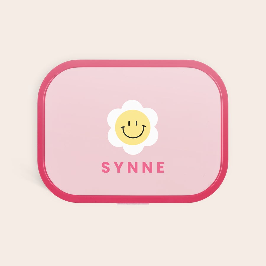 Mepal matboks - personlig Rosa Mepal matboks med et blomsterdesign og navnet Synne trykt i fullfarge. Navnet deres gjør lunsjen spesiell.