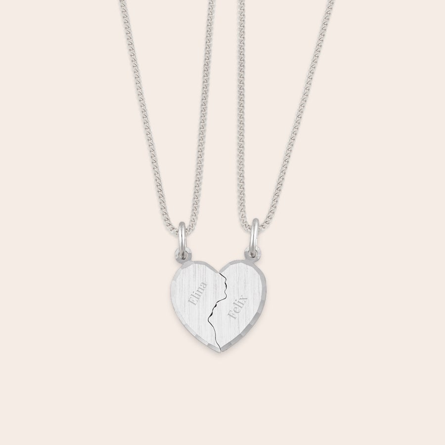 Graverat silverhänge brustet hjärta Du bär detta vackra hjärtformade silverhängsmycke med dina nära och kära Elina och Felix, graverat med namn