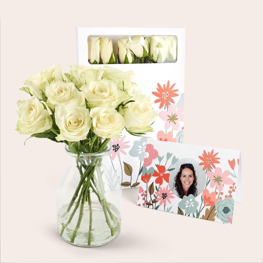 Briefkastenrosen Verschicke echte Briefkastenblumen mit einer einzigartigen Karte! Ein Bouquet weißer Rosen in Vase, eine Box mit weißen Rosen und eine personalisierte Karte mit Foto.