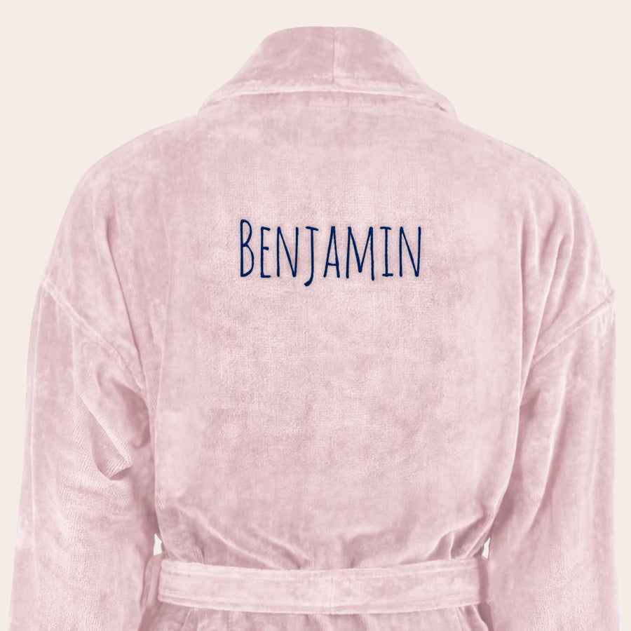 Personalizowany szlafrok męski z imieniem Różowy miękki szlafrok z imieniem BENJAMIN haftowanym ciemnym tekstem.