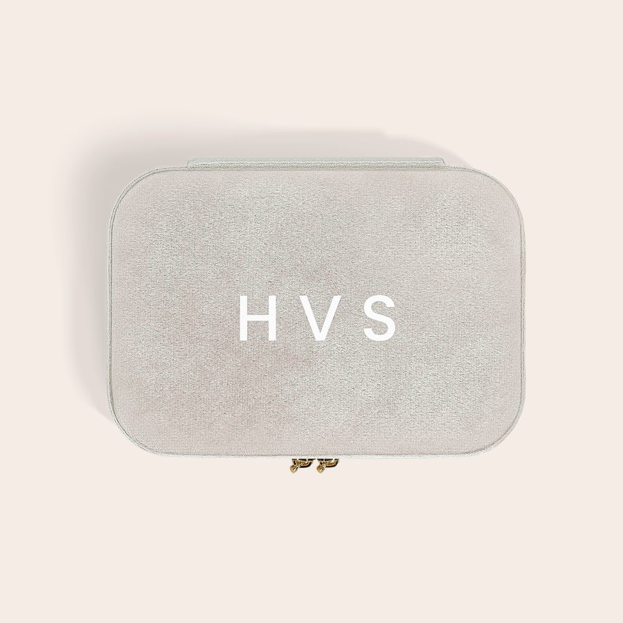 Gepersonaliseerde sieradendoos Gepersonaliseerde sieradendoos - Rechthoek - Beige met monogram HVS. Dit beige juwelenkistje is te personaliseren.