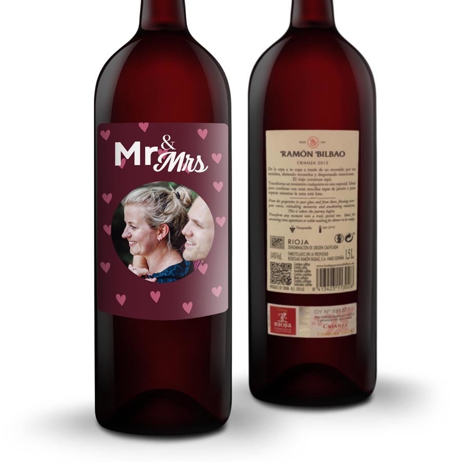 Fľaša červeného vína Ramon Bilbao s personalizovaným štítkom, potlačeným fotkou páru s nápisom Mr & Mrs.