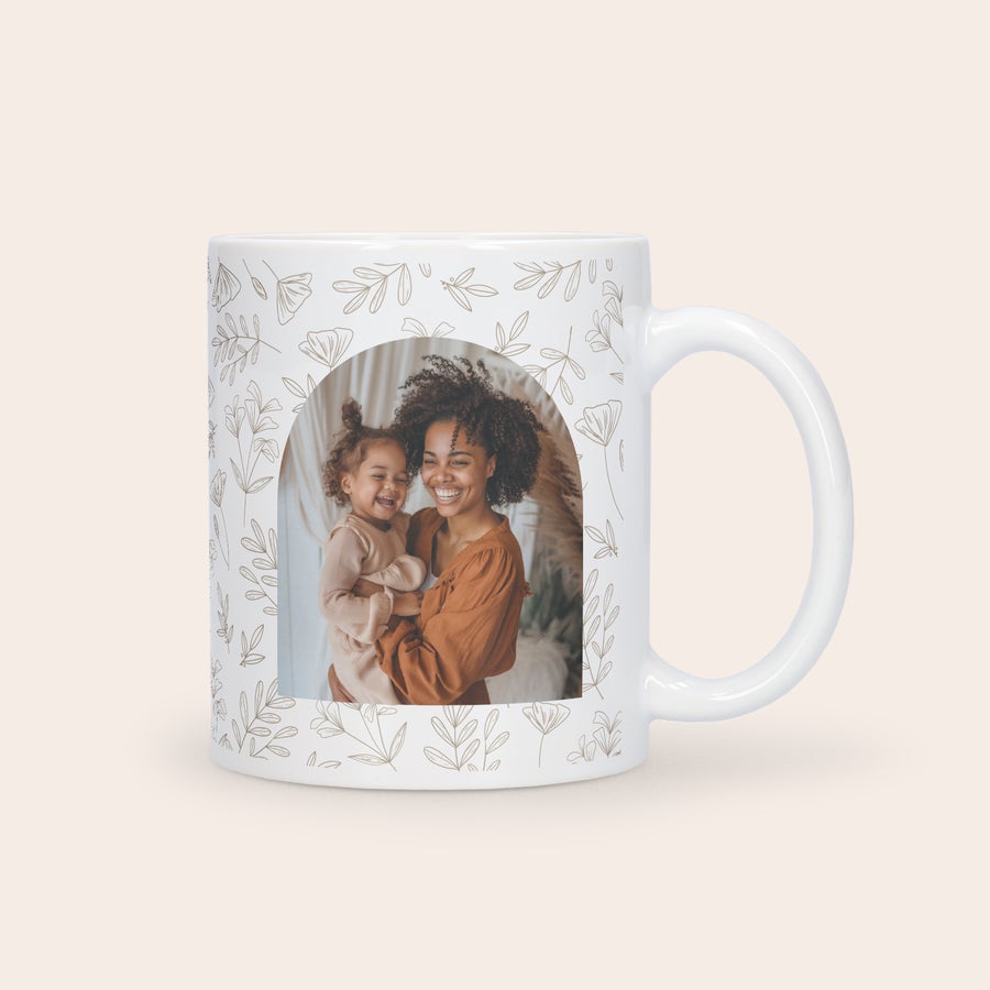 Tazza Personalizzata - Festa della Mamma Tazza personalizzata bianca con manico, stampata con foto mamma e figlia sorridenti e decoro di rami e foglie