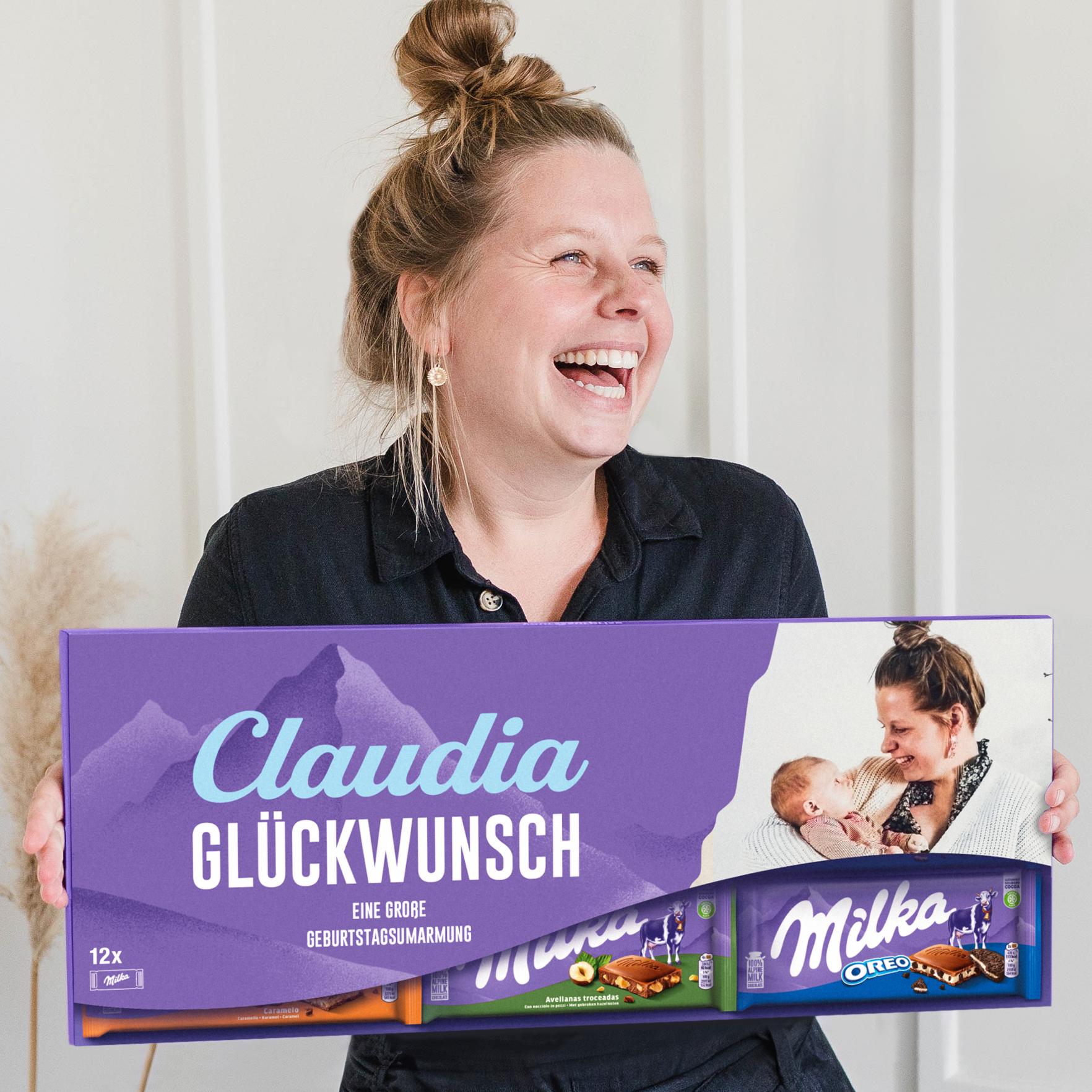 Riesen Milka Schokolade personalisieren mit Foto & Name - 12 Tafeln: Lila Box mit "Claudia", "Glückwunsch" und Foto bedruckt.
