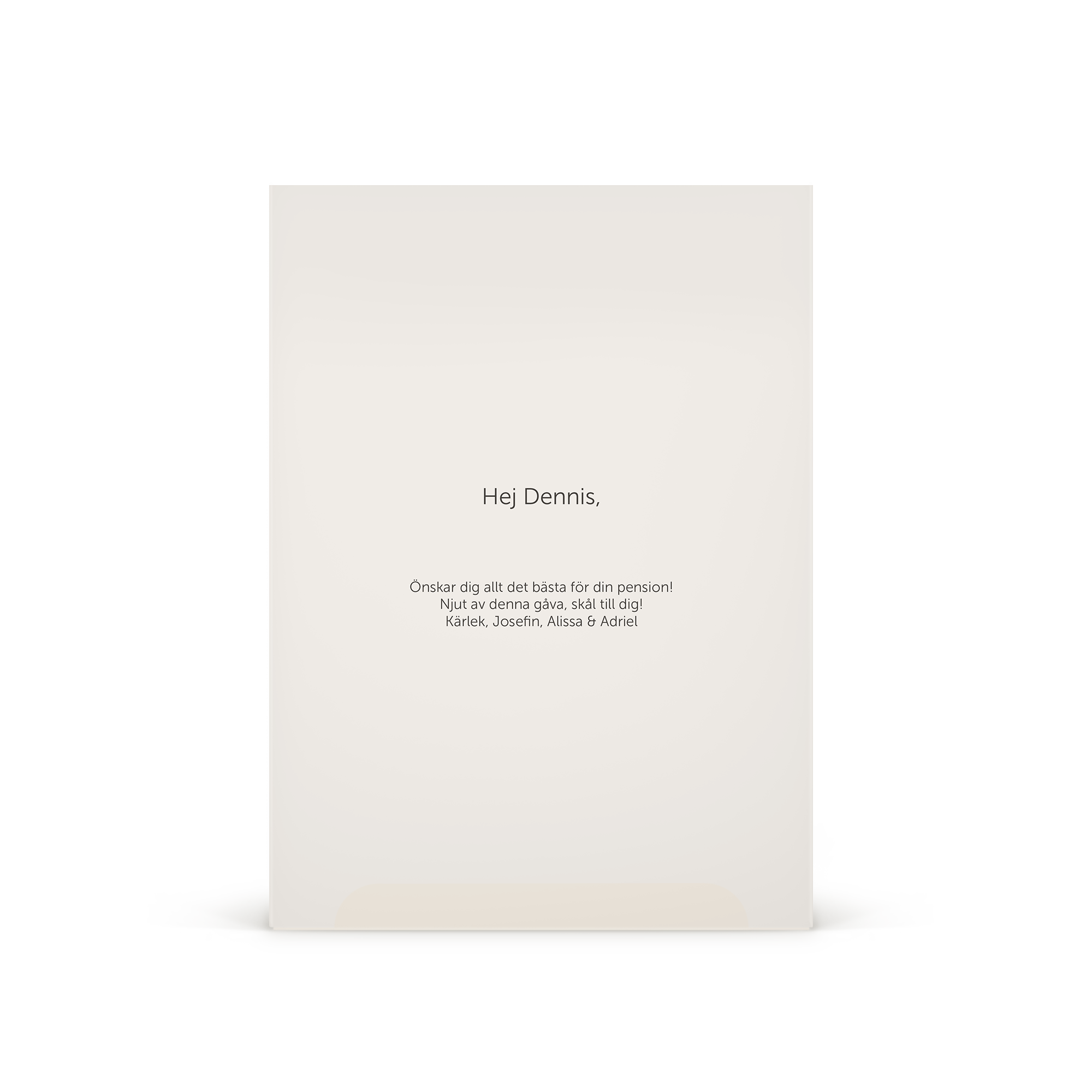 En personlig välbefinnande presentuppsättning för män med lyxig vegansk hudvård, där det inre kortet är tryckt med texten "Hej Dennis, Önskar dig allt det bästa för din pension! Njut av denna gåva, skål till dig! Kärlek, Josefin, Alissa & Adriel".