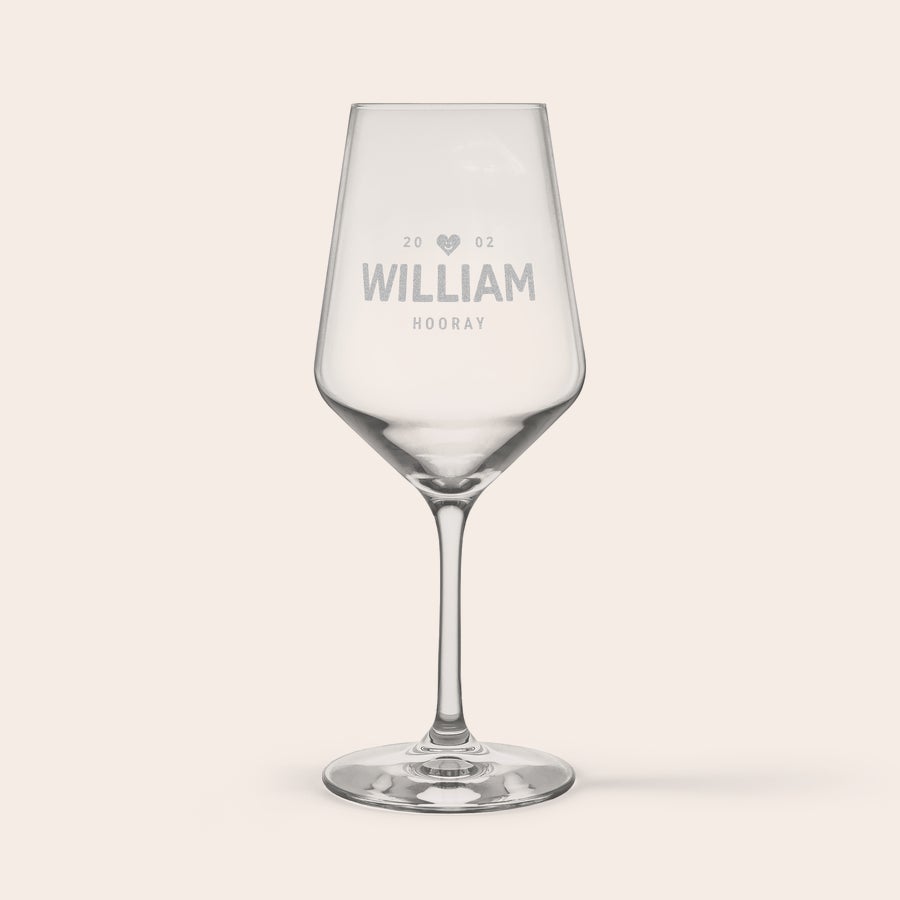 Sklenice na červené víno Křišťálová sklenice na červené víno s gravírováním jména "WILLIAM" a srdcem, personalizovaná sklenice na víno