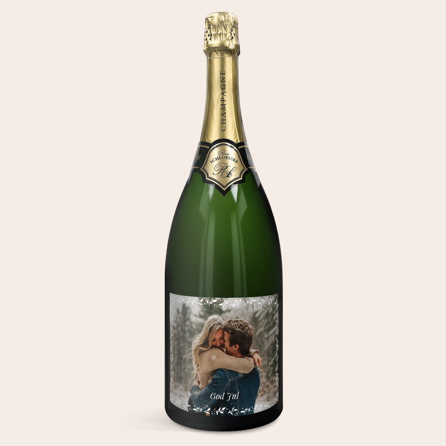 Personlig XL champagneflaska René Schloesser Flaska René Schloesser champagne med personlig etikett med foto av ett par och texten God Jul