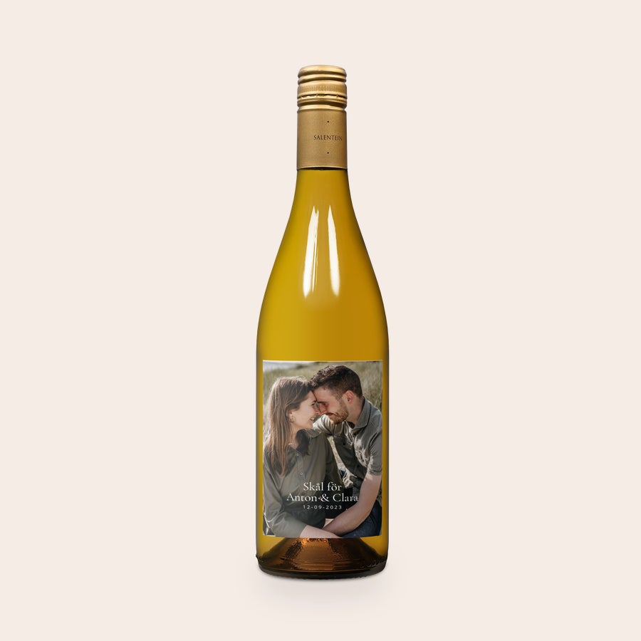 Personlig vin Salentein Chardonnay Flaska vitt Salentein Chardonnay-vin med etikett som visar ett foto av ett par och texten Skål för Anton & Clara 12-09-2023. Vem överraskar du med en flaska vitt vin med en personlig etikett?