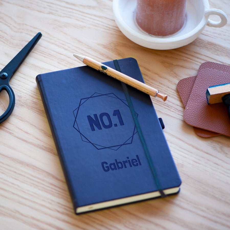 Deň otcov notebook Modrý poznámkový blok Deň otcov s laserom gravírovaným textom NO.1 Gabriel a dreveným perom