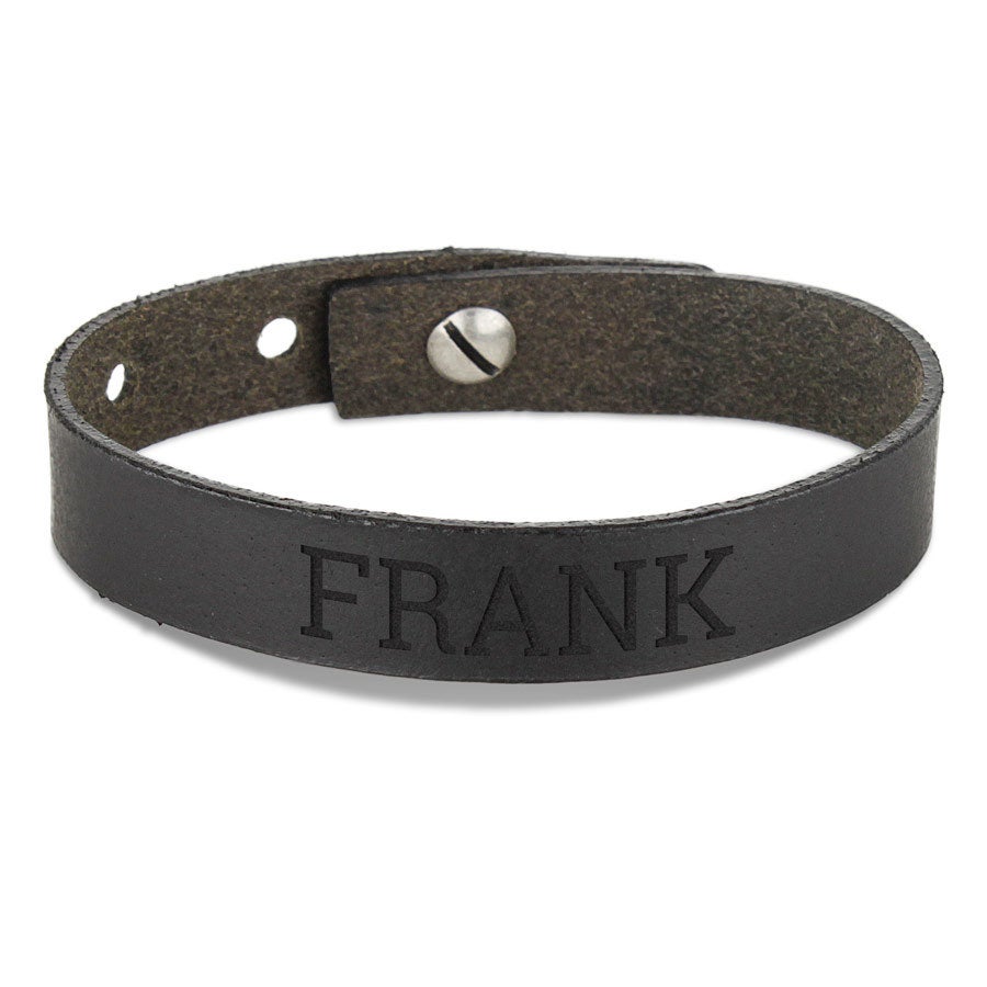 Fekete férfi karkötő metszettel, bőrből készült, FRANK névvel személyre szabva.