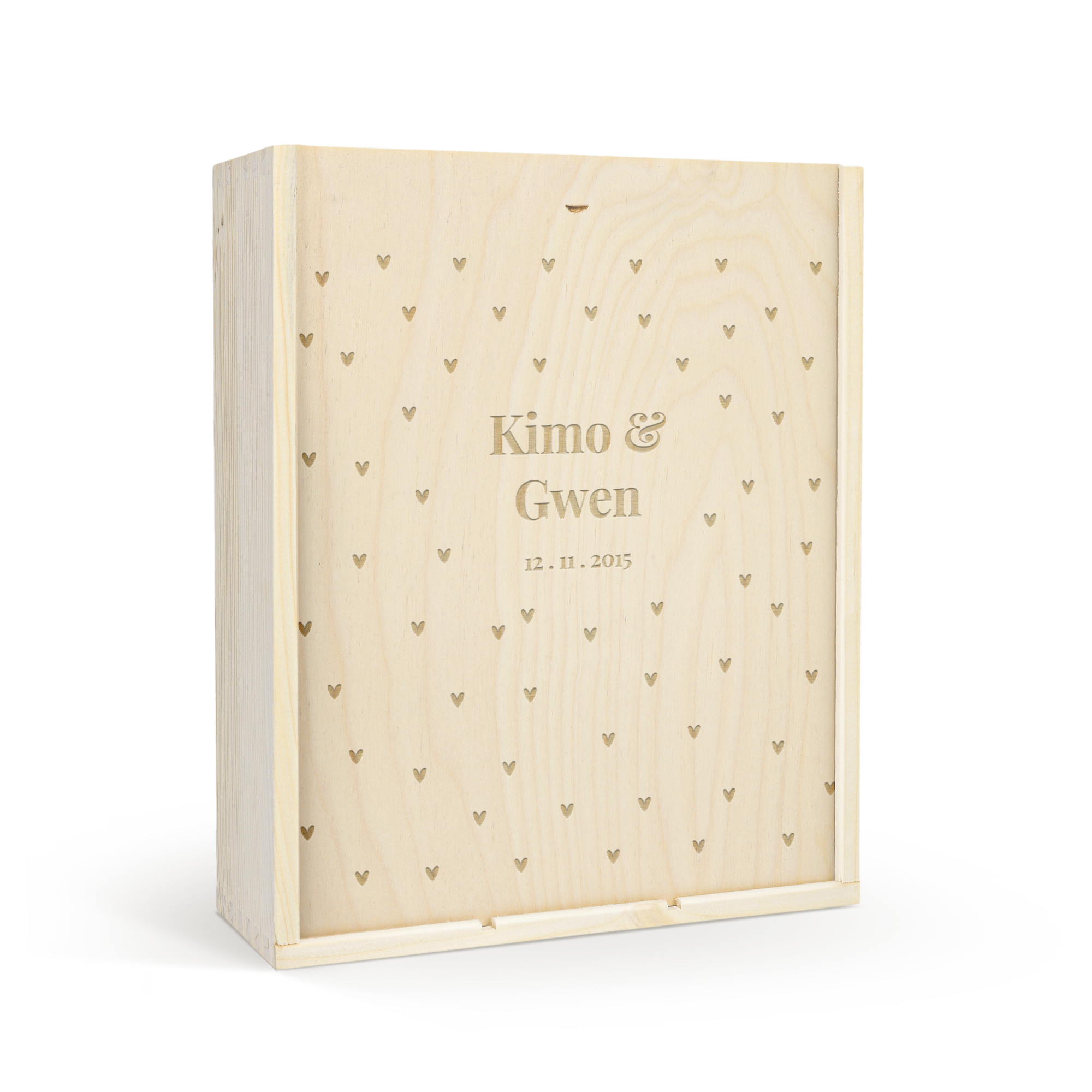 Gegraveerde houten wijnkist met namen Kimo & Gwen en datum 12.11.2015, omgeven door hartjes.