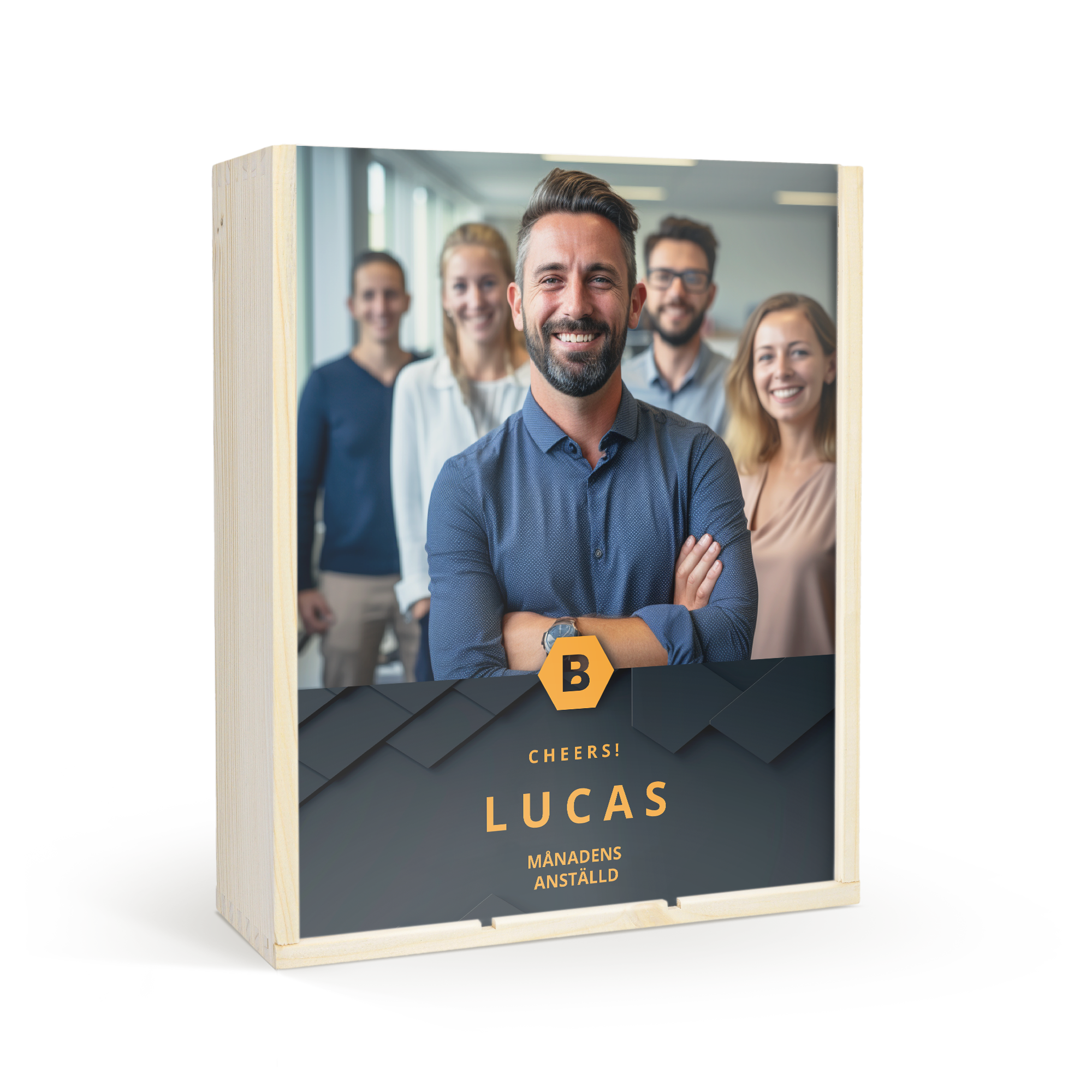 Vinlåda i trä med personaliserat lock, tryckt med ett foto på ett team och texten "CHEERS! LUCAS MÅNADENS ANSTÄLLD".