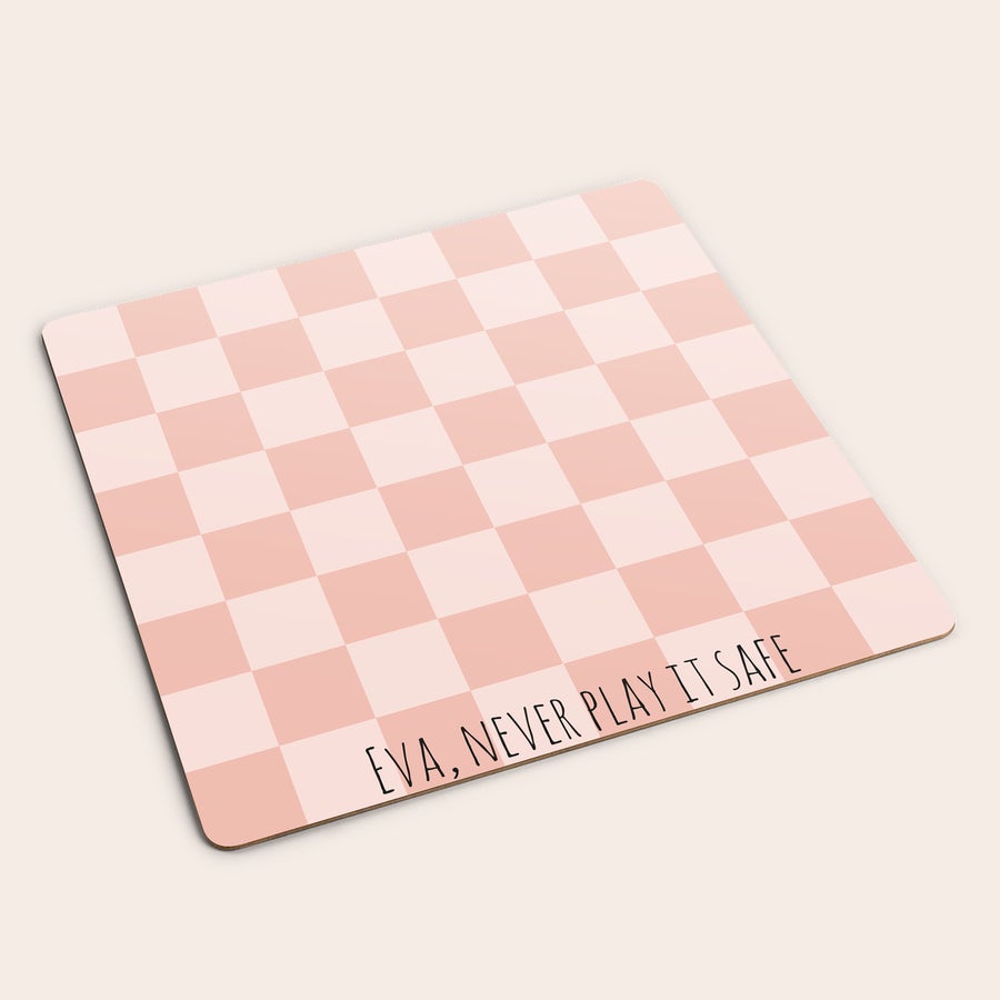 Gepersonaliseerd schaakbord Schaakspel bedrukt met roze en witte vlakken en de naam Eva en tekst Never play it safe.