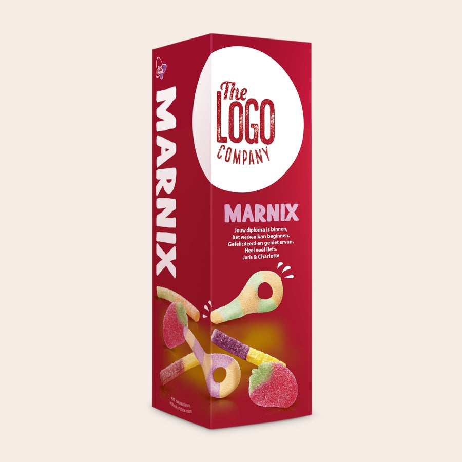 Gepersonaliseerd Red Band cadeaupakket Gepersonaliseerde giftbox snoepmix bedrukt met "Marnix", "The LOGO Company" en een diploma felicitatie van Joris & Charlotte, om je successen te vieren.