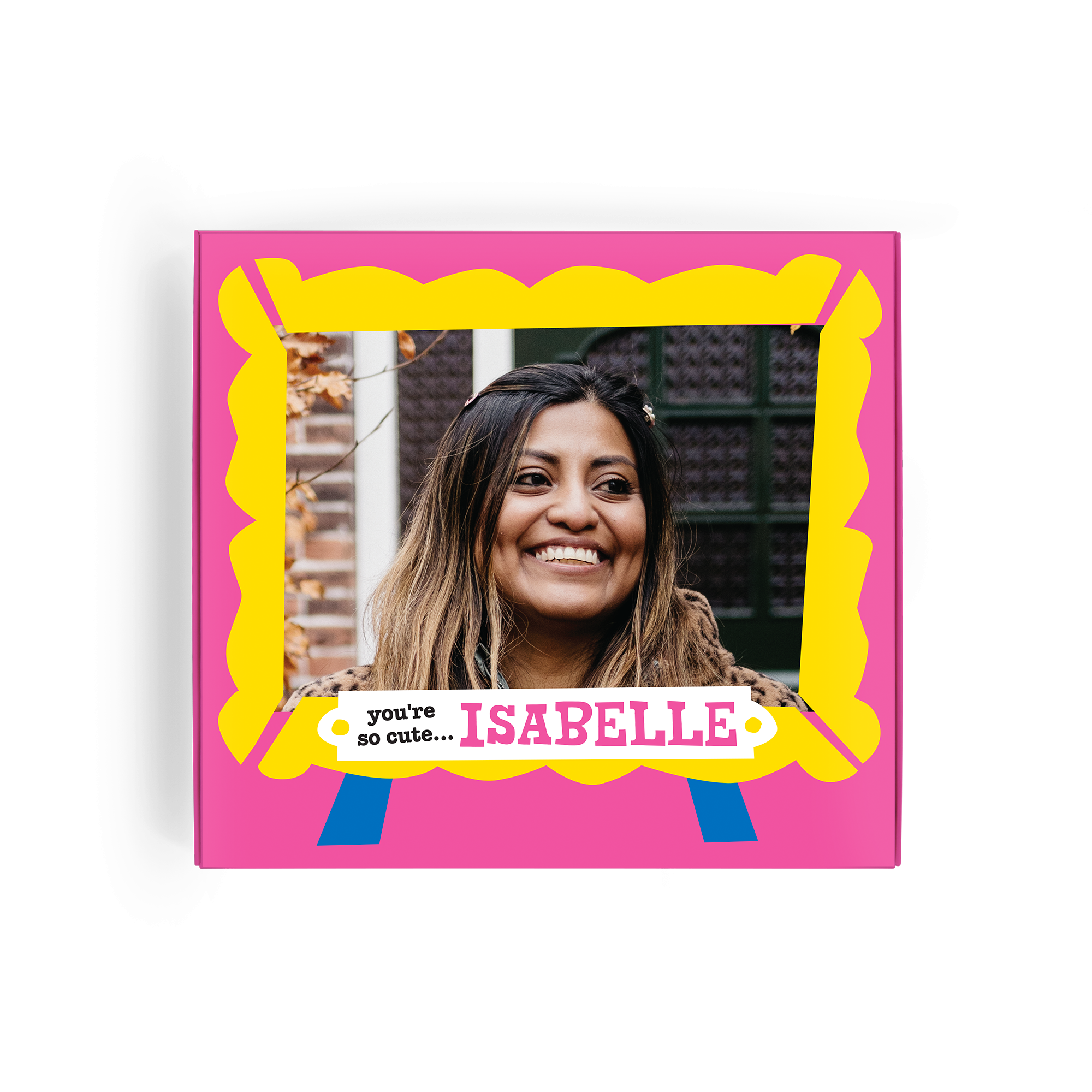 Caja de regalo personalizada con foto de mujer sonriente y texto "ISABELLE", una sorpresa verdaderamente personal.