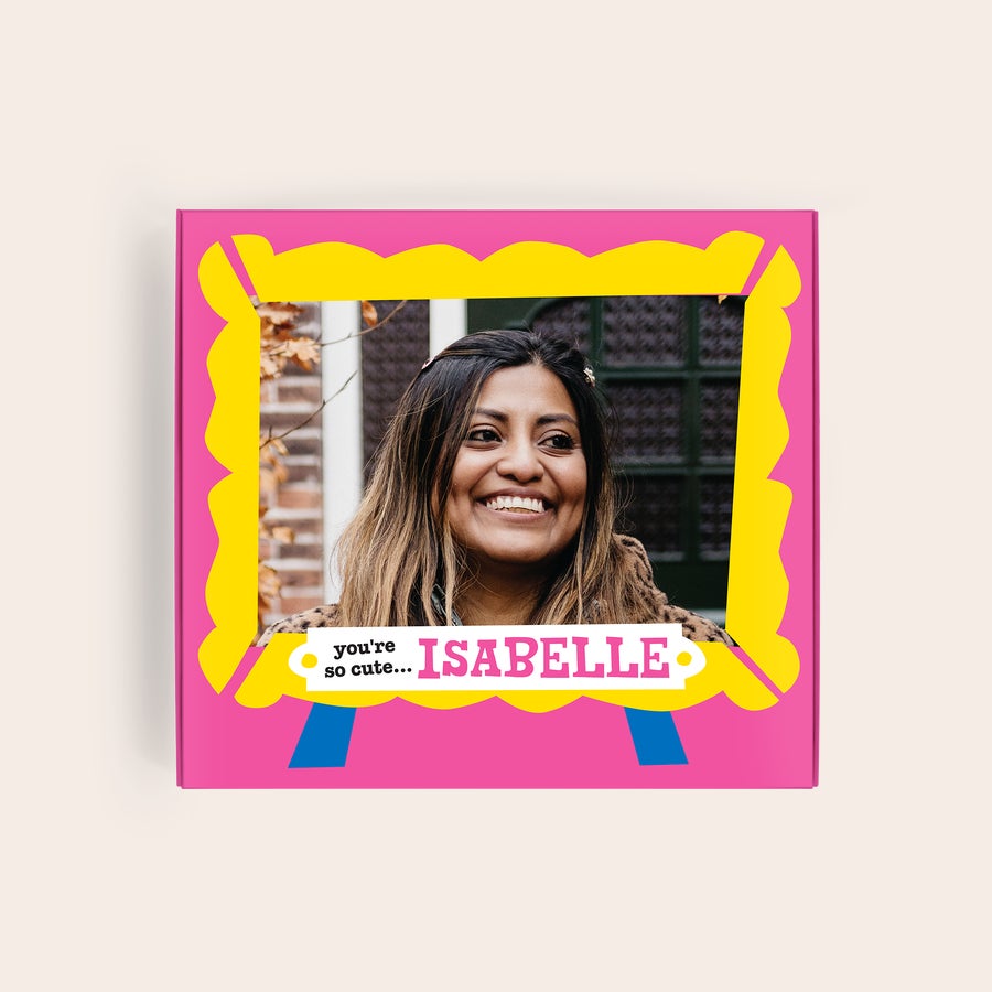 Tony Chocolonely - Porque sí Caja de regalo personalizada con foto de mujer sonriente y texto "ISABELLE", una sorpresa verdaderamente personal.